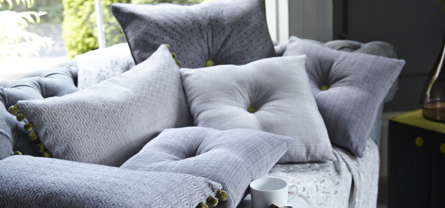 Декоративные подушки в комнате: как сочетать цвета и фактуры тканей